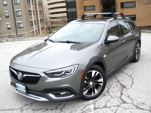 Used 2019 Buick Regal Essence w/ Driver Confidence Package I AWD/4WD image 2