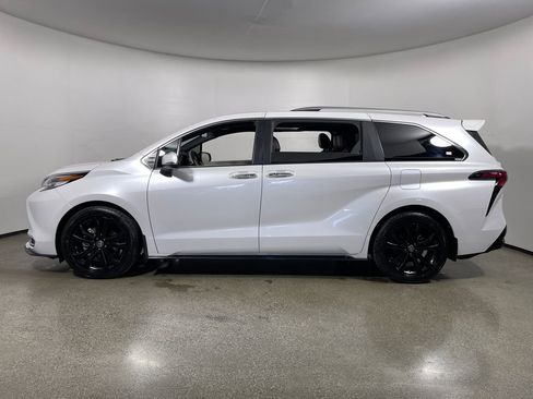 Certified 2023 Toyota Sienna Platinum image 6