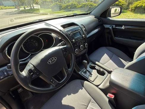 Used 2013 Kia Sorento LX image 11