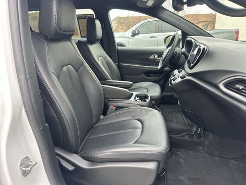 Used 2025 Chrysler Pacifica Select FWD image 22