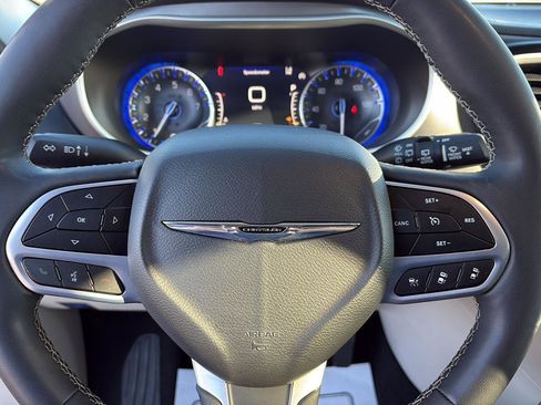 Used 2022 Chrysler Pacifica Touring-L image 17
