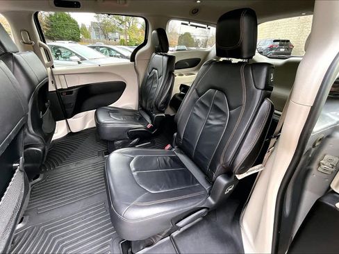 Used 2017 Chrysler Pacifica Touring-L image 18
