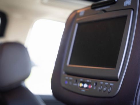 Used 2011 Cadillac Escalade ESV Platinum image 42