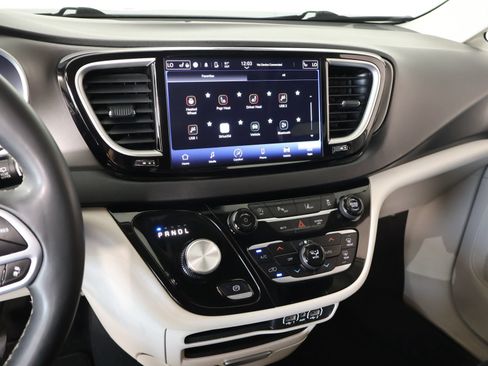 Used 2023 Chrysler Pacifica Touring-L FWD image 5