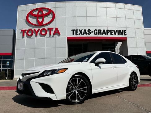 Used 2018 Toyota Camry SE image 2