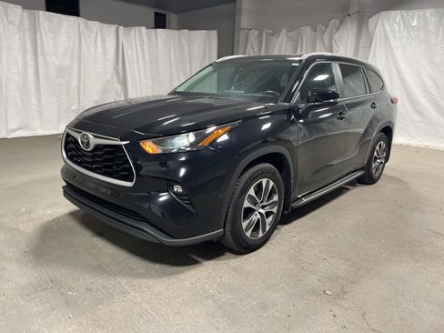 Used 2024 Toyota Highlander XLE image 3