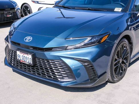 Used 2025 Toyota Camry SE FWD image 11