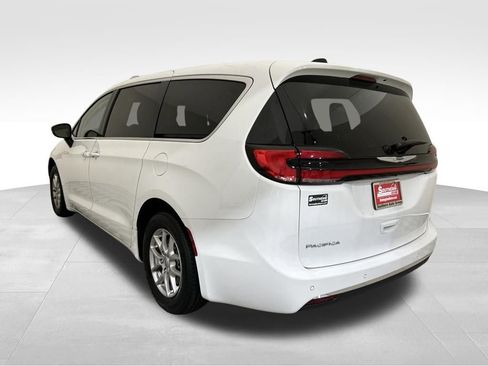 Used 2024 Chrysler Pacifica Touring-L image 3
