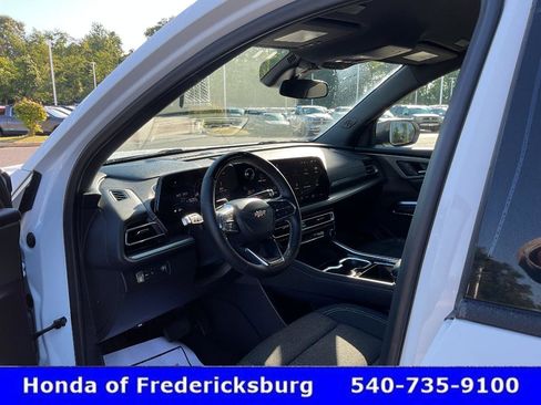 Used 2025 Chevrolet Traverse LT w/ Enhanced Driving Package FWD image 33