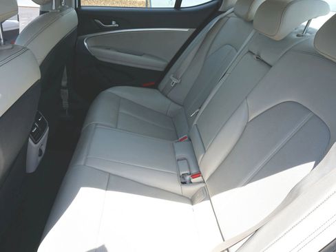 Used 2021 Genesis G70 2.0T RWD image 15
