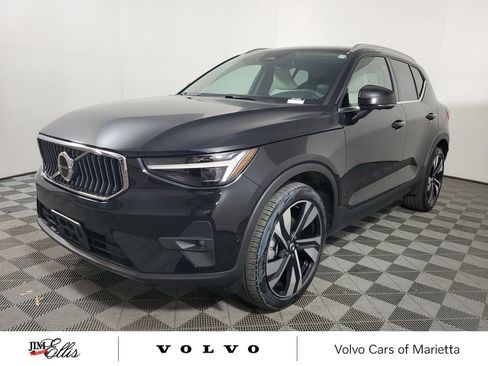 Used 2025 Volvo XC40 B5 Plus image 4