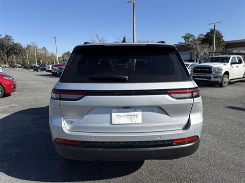 Used 2025 Jeep Grand Cherokee Altitude image 4