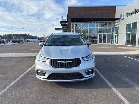 Used 2023 Chrysler Pacifica Touring-L image 4