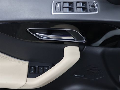 Used 2018 Jaguar F-PACE Premium image 36