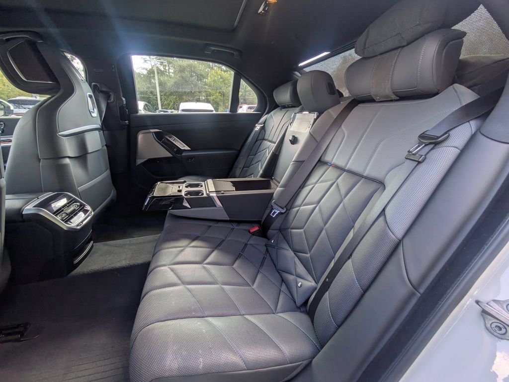 Used 2023 BMW i7 xDrive60 w/ Parking Assistance Package AWD/4WD image 25