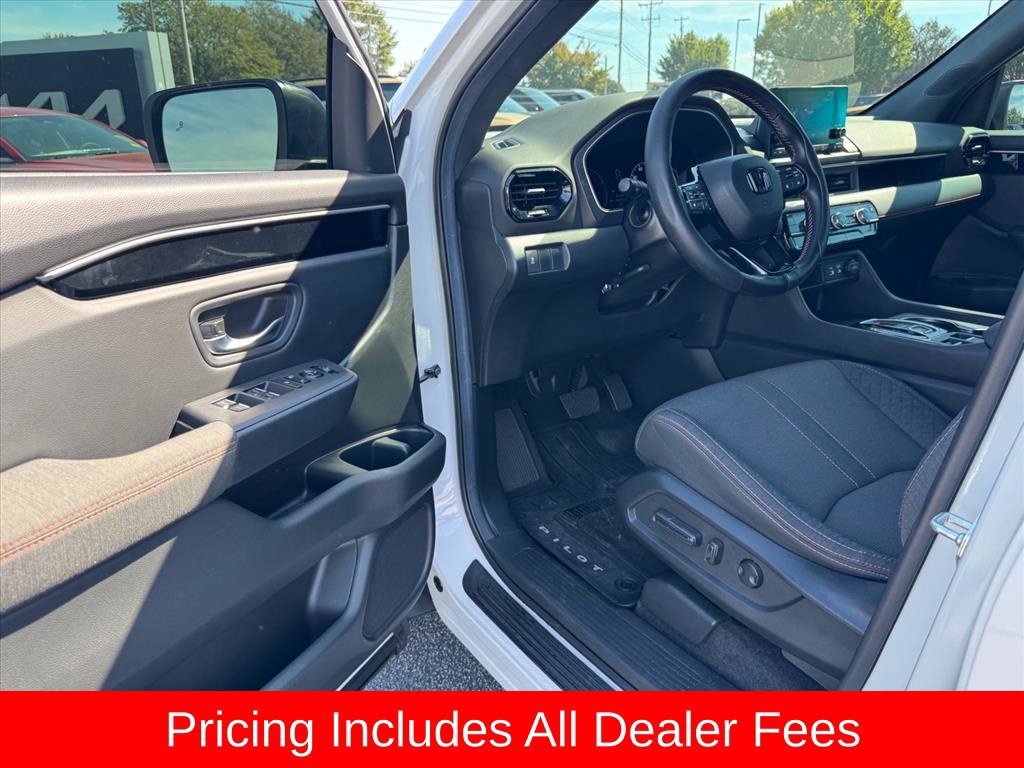 Used 2025 Honda Pilot Sport image 14