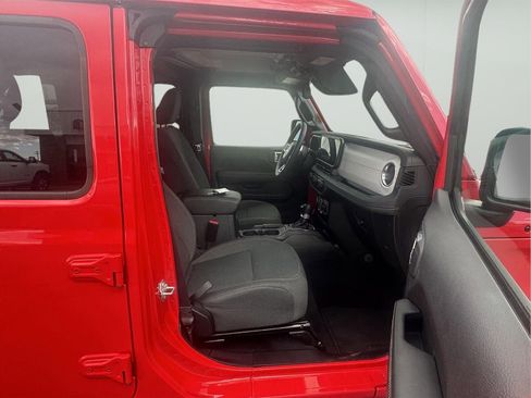 Used 2025 Jeep Wrangler Sahara image 14