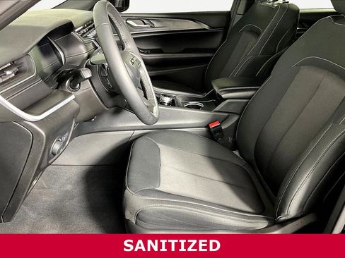 Used 2024 Jeep Grand Cherokee Laredo X image 19