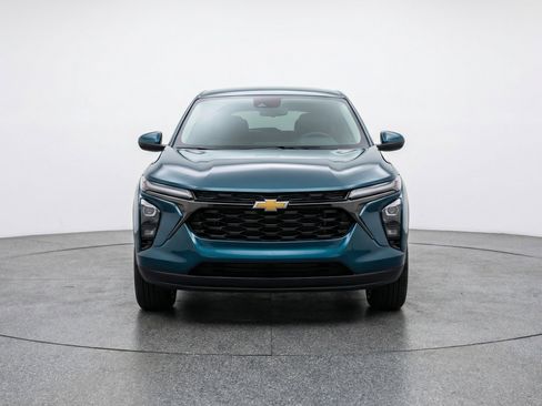 Used 2025 Chevrolet Trax LT image 2