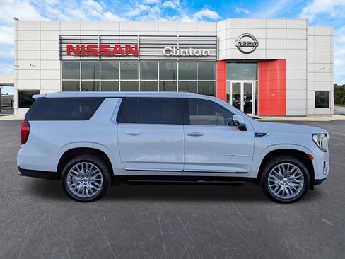 Used 2024 GMC Yukon XL Denali w/ Advanced Technology Package image 2