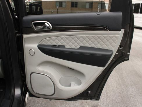 Used 2017 Jeep Grand Cherokee Summit image 24