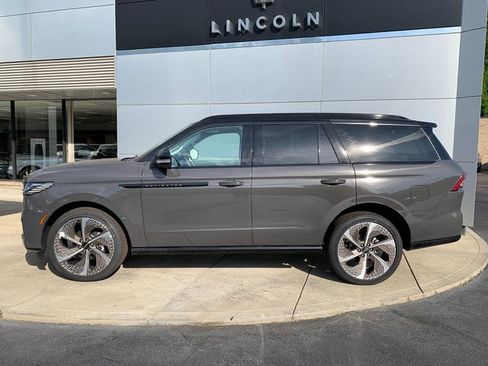 New 2026 Lincoln Navigator Black Label w/ Black Label Special Edition AWD/4WD image 9