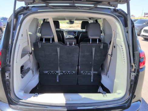 Used 2023 Chrysler Pacifica Touring-L FWD image 7