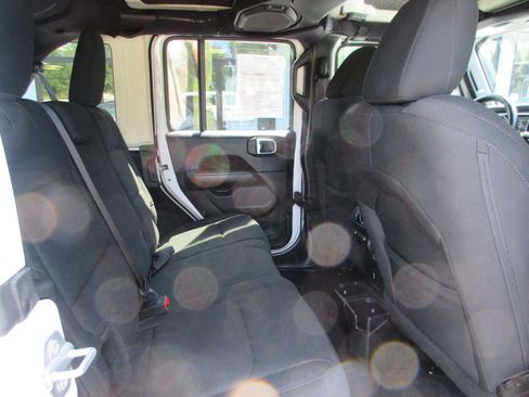 Used 2018 Jeep Wrangler Unlimited Sahara AWD/4WD image 20