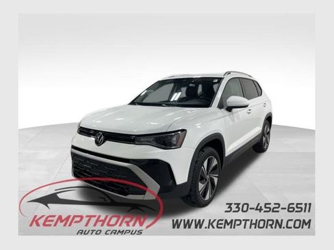 Used 2025 Volkswagen Taos SE AWD/4WD image 1
