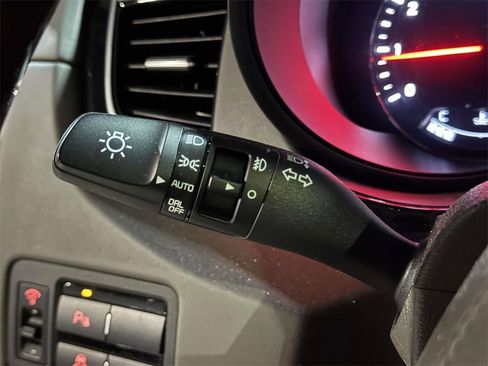 Used 2016 Kia K900 Luxury image 25