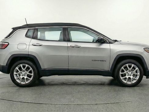 Used 2025 Jeep Compass Limited AWD/4WD image 11