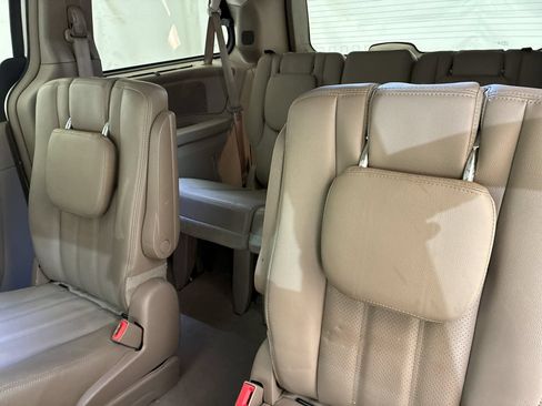 Used 2016 Chrysler Town & Country Touring-L w/ Driver Convenience Group FWD image 9