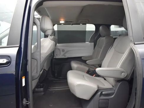 Used 2025 Toyota Sienna XLE image 15