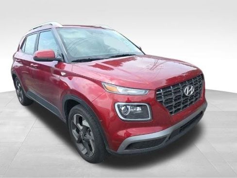 Used 2024 Hyundai Venue Limited FWD image 2