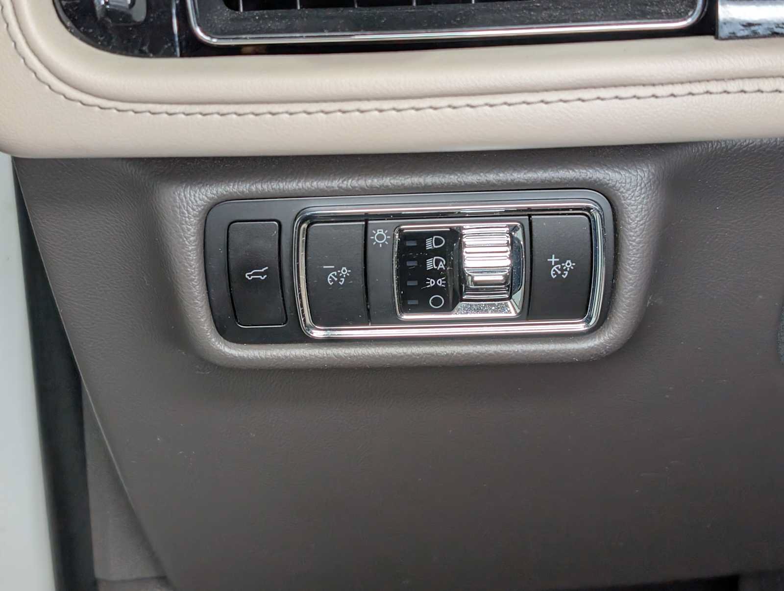 Used 2023 Lincoln Aviator AWD image 36