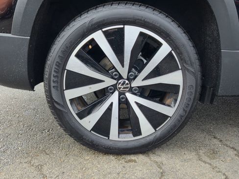 Used 2024 Volkswagen Taos SE image 16