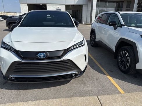 Used 2023 Toyota Venza Nightshade image 2