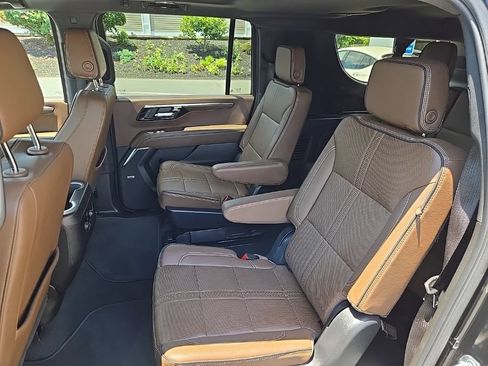 Used 2025 Chevrolet Suburban High Country AWD/4WD image 50