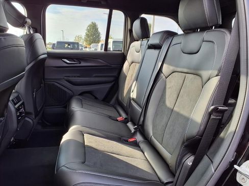 New 2025 Jeep Grand Cherokee Altitude image 10