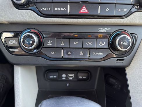 Used 2019 Kia Niro Touring image 16