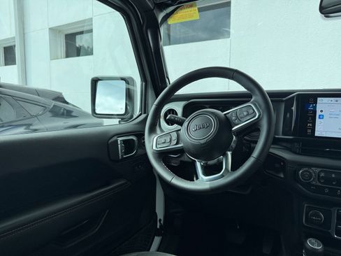 Used 2025 Jeep Wrangler Sahara image 33