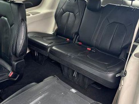 Used 2022 Chrysler Pacifica Touring-L FWD image 12