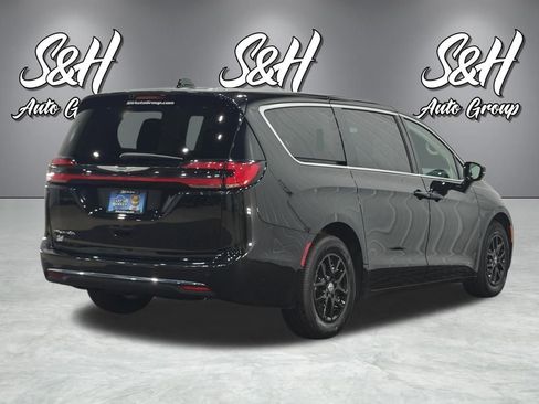 Used 2024 Chrysler Pacifica Touring-L image 17