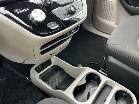 Used 2023 Chrysler Voyager LX image 43