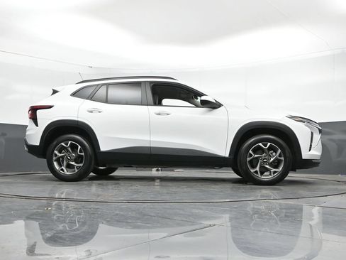 Used 2025 Chevrolet Trax LT w/ LT Convenience Package FWD image 43