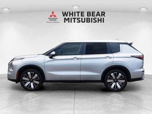 Used 2025 Mitsubishi Outlander SE AWD/4WD image 3