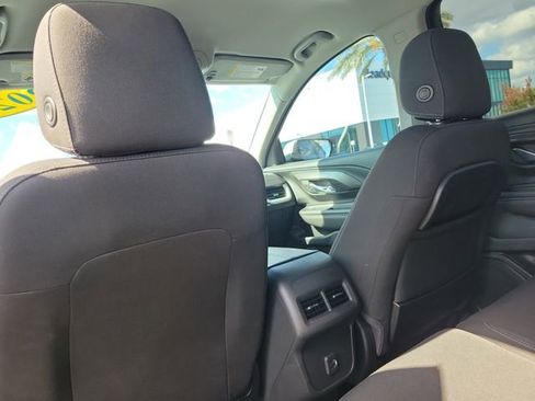 Used 2022 GMC Terrain SLE w/ Driver Convenience Package FWD image 11