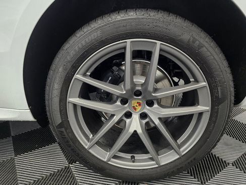 Certified 2025 Porsche Macan Turbo image 32