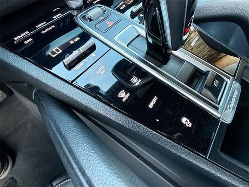 Used 2020 Porsche Cayenne image 24