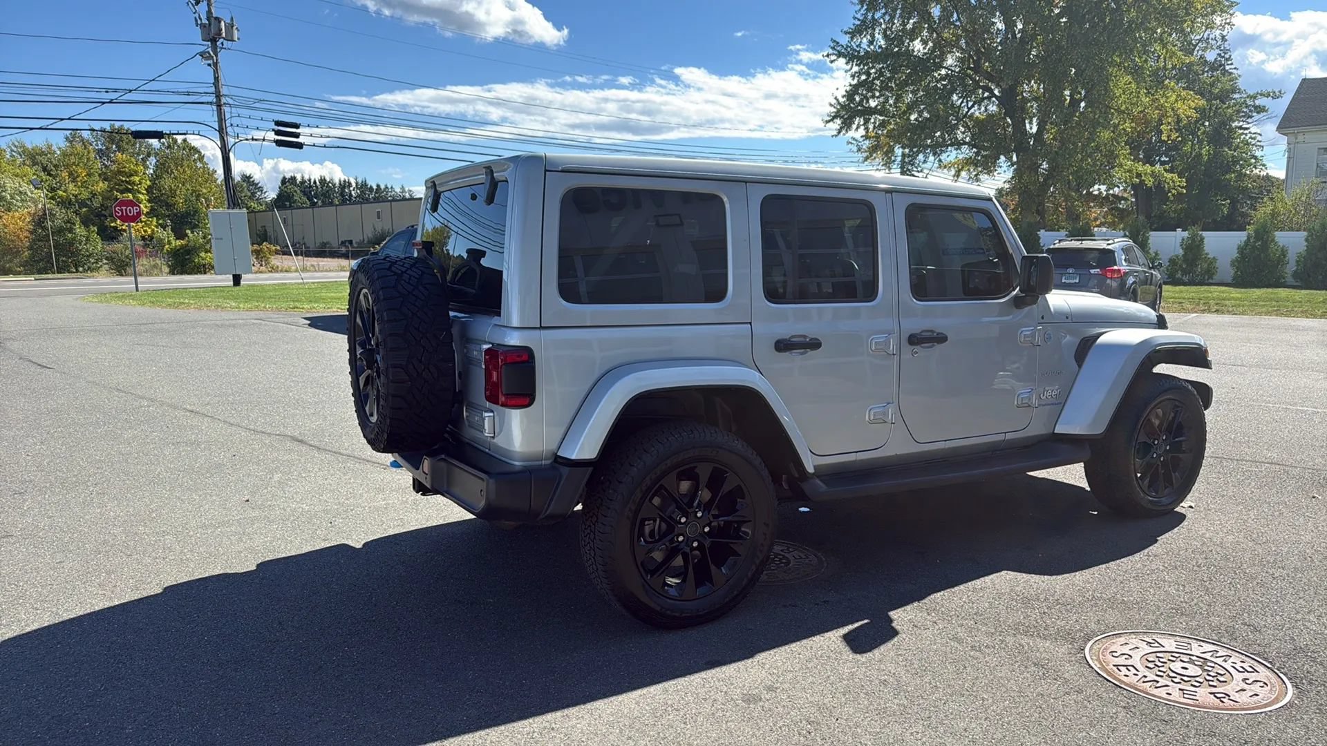Used 2024 Jeep Wrangler Unlimited Sahara w/ Technology Group AWD/4WD image 14